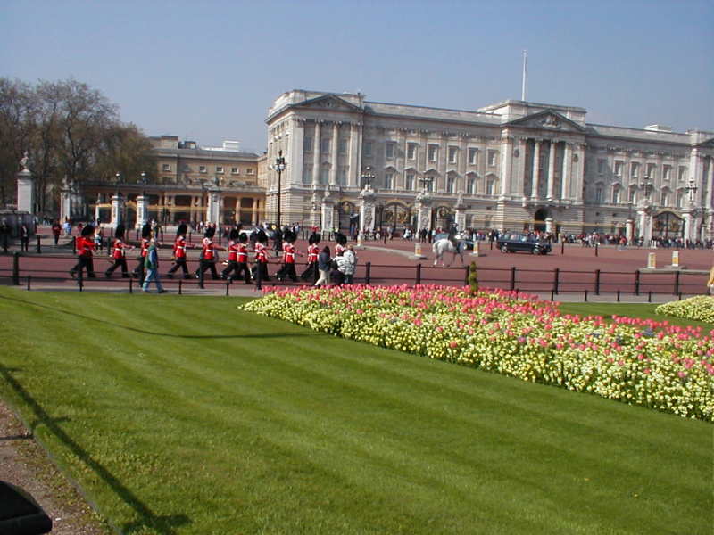 Straze pochoduji pred Buckinghamem