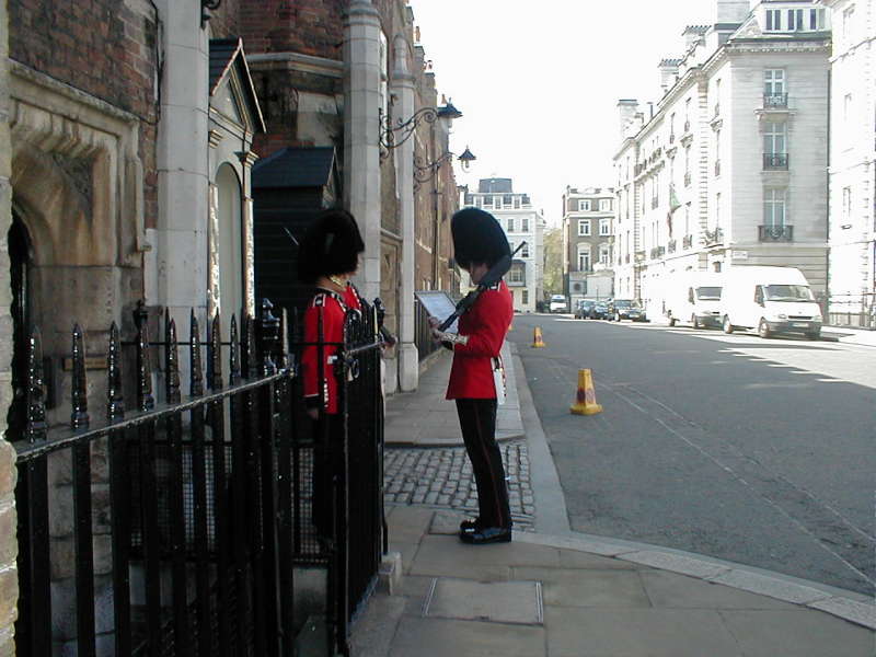 Vymena strazi pred St. James palace