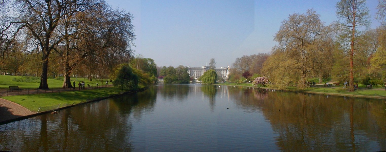 Pohled ze St. James Parku k Buckhingamu