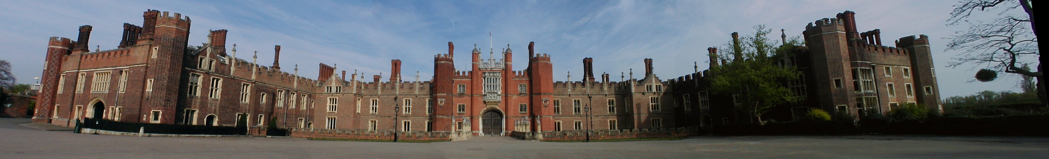 Hampton Court ze predu