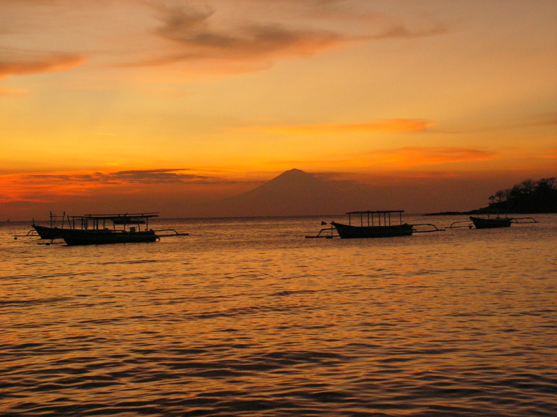 V pozad G. Anung na Bali.